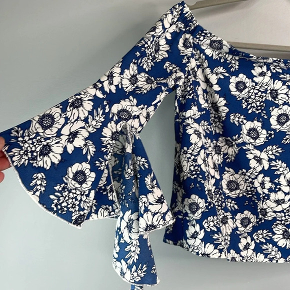 STREETWEAR SOCIETY Floral Print Off The Shoulder Top Blue White Flutter Sleeve S - Picture 4 of 9